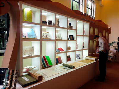 甘肅省圖書館文化創(chuàng)意產(chǎn)品亮相第十二屆中國藝術(shù)節(jié)演藝及文創(chuàng)產(chǎn)品博覽會(huì)
